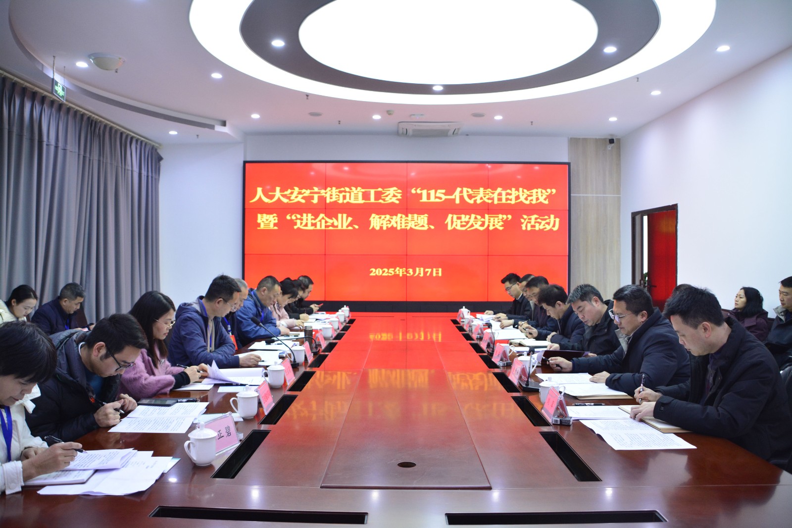區(qū)人大常委會(huì)副主任冉國(guó)才一行到龍馳建筑公司開(kāi)展走訪(fǎng)調(diào)研活動(dòng)